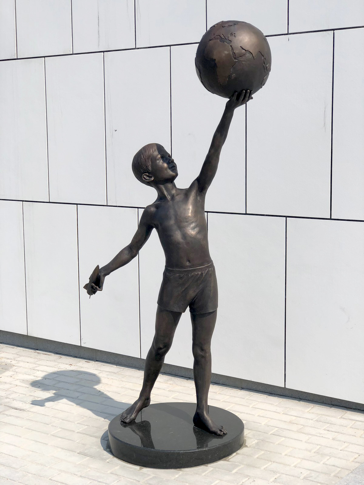 Бронзовая скульптура мальчика